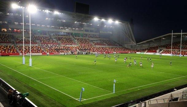 Trận bóng bầu dục trên sân Brentford Community Stadium, khi London Irish thắng Leicester Tigers 22–9. 