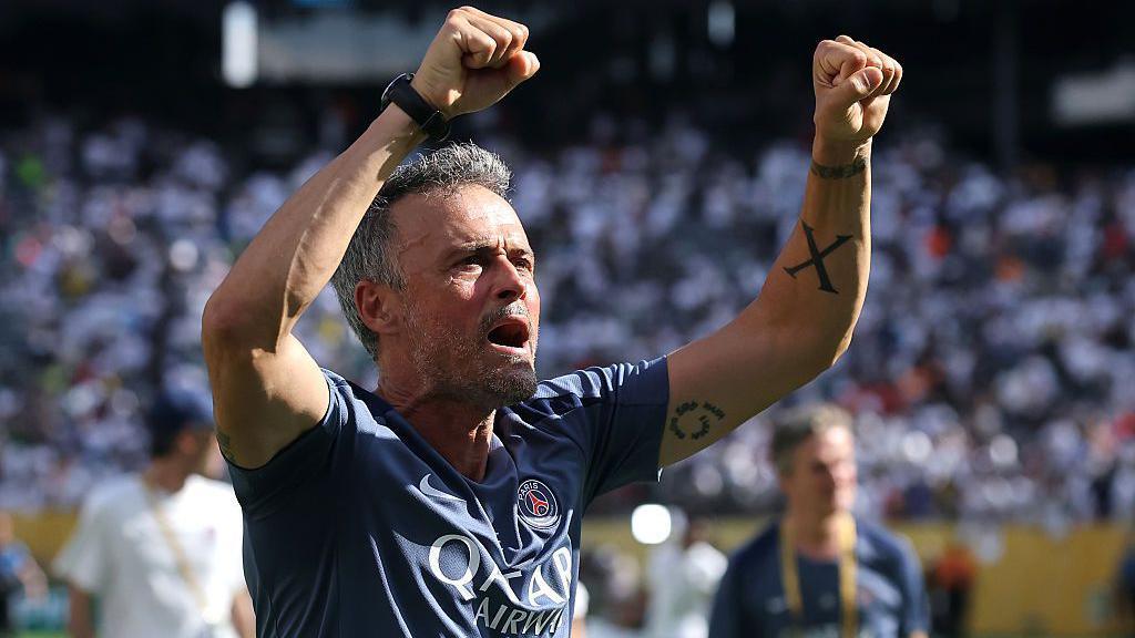 Enrique giúp PSG thay da đổi thịt.